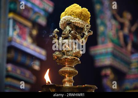 Bangkok, Thailand. September 2023. Eine Statue des hinduistischen Gottes Lord Ganesha wird während einer Zeremonie anlässlich des Ganesh Chaturthi Festivals im Wat Khaek in Bangkok gesehen. Das Ganesh Chaturthi ist ein hinduistisches fest zur Erinnerung an die Geburt des hinduistischen Gottes Lord Ganesha. Quelle: SOPA Images Limited/Alamy Live News Stockfoto