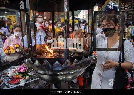 Bangkok, Thailand. September 2023. Ein Hindu-Anhänger gießt ein Öl aus, um während einer Zeremonie anlässlich des Ganesh Chaturthi Festivals im Wat Khaek in Bangkok ein Verdienst zu erhalten. Das Ganesh Chaturthi ist ein hinduistisches fest zur Erinnerung an die Geburt des hinduistischen Gottes Lord Ganesha. (Foto: Peerapon Boonyakiat/SOPA Image/SIPA USA) Credit: SIPA USA/Alamy Live News Stockfoto