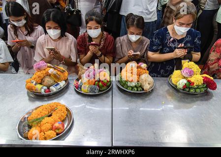 Bangkok, Thailand. September 2023. Hinduistische Gläubige wurden während einer Zeremonie anlässlich des Ganesh Chaturthi Festivals im Wat Khaek in Bangkok betend gesehen. Das Ganesh Chaturthi ist ein hinduistisches fest zur Erinnerung an die Geburt des hinduistischen Gottes Lord Ganesha. (Foto: Peerapon Boonyakiat/SOPA Image/SIPA USA) Credit: SIPA USA/Alamy Live News Stockfoto