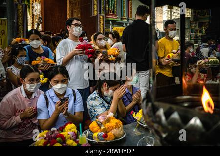 Bangkok, Bangkok, Thailand. September 2023. Am 19. September 2023 beten hinduistische Gläubige während einer Zeremonie anlässlich des Ganesh Chaturthi Festivals in Sri Maha Mariamman Templein Bangkok, Thailand. Das Ganesh Chaturthi ist ein hinduistisches Festival zur Erinnerung an die Geburt des hinduistischen Gottes Lord Ganesh (Bild: © Wissarut Weerasopon/ZUMA Press Wire), NUR REDAKTIONELLE VERWENDUNG! Nicht für kommerzielle ZWECKE! Stockfoto