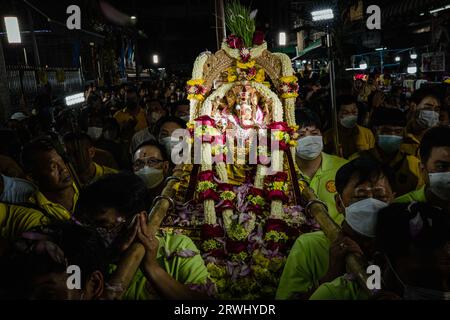 Bangkok, Bangkok, Thailand. September 2023. Am 19. September 2023 beten hinduistische Gläubige während einer Zeremonie anlässlich des Ganesh Chaturthi Festivals in Sri Maha Mariamman Templein Bangkok, Thailand. Das Ganesh Chaturthi ist ein hinduistisches Festival zur Erinnerung an die Geburt des hinduistischen Gottes Lord Ganesh (Bild: © Wissarut Weerasopon/ZUMA Press Wire), NUR REDAKTIONELLE VERWENDUNG! Nicht für kommerzielle ZWECKE! Stockfoto