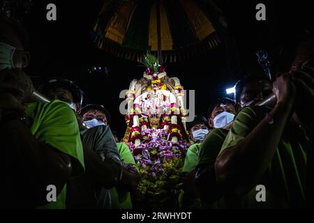 Bangkok, Bangkok, Thailand. September 2023. Am 19. September 2023 beten hinduistische Gläubige während einer Zeremonie anlässlich des Ganesh Chaturthi Festivals in Sri Maha Mariamman Templein Bangkok, Thailand. Das Ganesh Chaturthi ist ein hinduistisches Festival zur Erinnerung an die Geburt des hinduistischen Gottes Lord Ganesh (Bild: © Wissarut Weerasopon/ZUMA Press Wire), NUR REDAKTIONELLE VERWENDUNG! Nicht für kommerzielle ZWECKE! Stockfoto