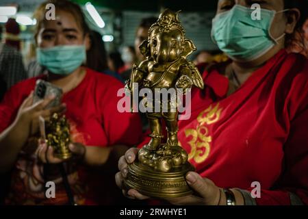 Bangkok, Bangkok, Thailand. September 2023. Am 19. September 2023 beten hinduistische Gläubige während einer Zeremonie anlässlich des Ganesh Chaturthi Festivals in Sri Maha Mariamman Templein Bangkok, Thailand. Das Ganesh Chaturthi ist ein hinduistisches Festival zur Erinnerung an die Geburt des hinduistischen Gottes Lord Ganesh (Bild: © Wissarut Weerasopon/ZUMA Press Wire), NUR REDAKTIONELLE VERWENDUNG! Nicht für kommerzielle ZWECKE! Stockfoto