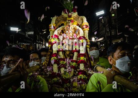Bangkok, Bangkok, Thailand. September 2023. Am 19. September 2023 beten hinduistische Gläubige während einer Zeremonie anlässlich des Ganesh Chaturthi Festivals in Sri Maha Mariamman Templein Bangkok, Thailand. Das Ganesh Chaturthi ist ein hinduistisches Festival zur Erinnerung an die Geburt des hinduistischen Gottes Lord Ganesh (Bild: © Wissarut Weerasopon/ZUMA Press Wire), NUR REDAKTIONELLE VERWENDUNG! Nicht für kommerzielle ZWECKE! Stockfoto