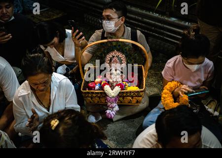 Bangkok, Bangkok, Thailand. September 2023. Am 19. September 2023 beten hinduistische Gläubige während einer Zeremonie anlässlich des Ganesh Chaturthi Festivals in Sri Maha Mariamman Templein Bangkok, Thailand. Das Ganesh Chaturthi ist ein hinduistisches Festival zur Erinnerung an die Geburt des hinduistischen Gottes Lord Ganesh (Bild: © Wissarut Weerasopon/ZUMA Press Wire), NUR REDAKTIONELLE VERWENDUNG! Nicht für kommerzielle ZWECKE! Stockfoto