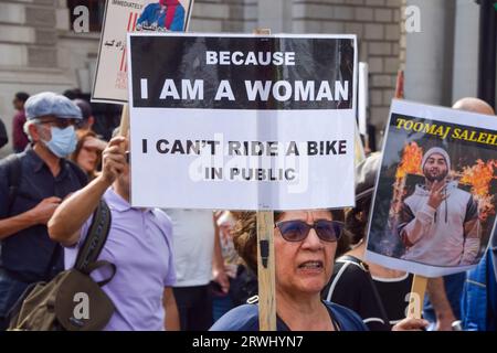 London, Großbritannien. September 2023. Ein Demonstrant trägt eine Plakette, auf der steht: "Weil ich eine Frau bin, kann ich in der Öffentlichkeit kein Fahrrad fahren" während des marsches in Whitehall. Die britischen Iraner führten in London mehrere Proteste gegen das iranische Regime aus, um den Jahrestag des Todes von Mahsa Amini sowie die Proteste und das Vorgehen der Regierung im Iran zu begehen. (Credit Image: © Vuk Valcic/SOPA Images via ZUMA Press Wire) NUR REDAKTIONELLE VERWENDUNG! Nicht für kommerzielle ZWECKE! Stockfoto