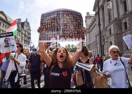 London, Großbritannien. September 2023. Ein Demonstrant trägt ein Plakat mit Bildern der Opfer des iranischen Regimes während des marsches in Whitehall. Die britischen Iraner führten in London mehrere Proteste gegen das iranische Regime aus, um den Jahrestag des Todes von Mahsa Amini sowie die Proteste und das Vorgehen der Regierung im Iran zu begehen. (Credit Image: © Vuk Valcic/SOPA Images via ZUMA Press Wire) NUR REDAKTIONELLE VERWENDUNG! Nicht für kommerzielle ZWECKE! Stockfoto