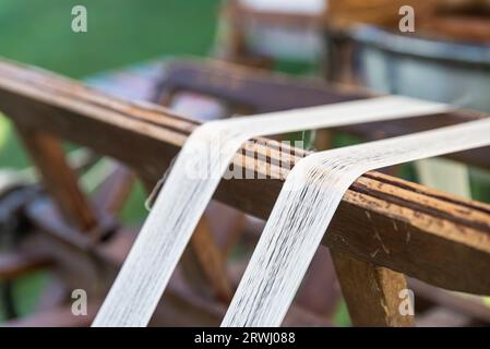 Okoons von weißen Seidenraupen, die zur Seidenproduktion gezüchtet wurden. Rohseide, hochwertige Fotos Stockfoto