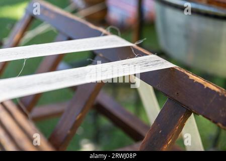 Okoons von weißen Seidenraupen, die zur Seidenproduktion gezüchtet wurden. Rohseide, hochwertige Fotos Stockfoto