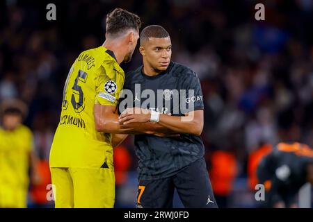 PARIS, FRANKREICH – 19. SEPTEMBER: Mats Hummels (Borussia Dortmund) und Kylian Mbappe (Paris Saint-Germain) sprechen während der UEFA Champions League 20 Stockfoto