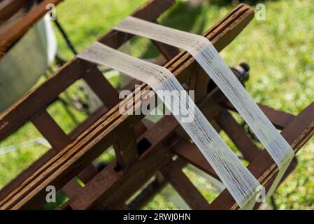 Okoons von weißen Seidenraupen, die zur Seidenproduktion gezüchtet wurden. Rohseide, hochwertige Fotos Stockfoto