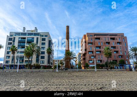 MALAGA, SPANIEN - 12. DEZEMBER 2022: Alter Fabrikschornstein in Malaga, Spanien am 12. Dezember 2022 Stockfoto