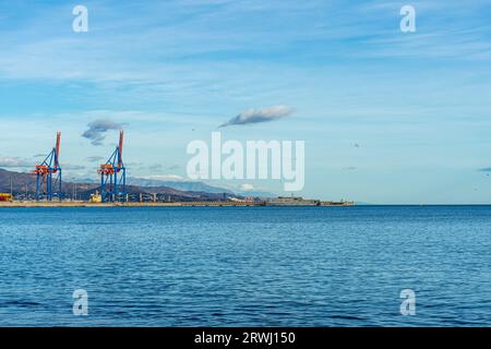 MALAGA, SPANIEN - 12. DEZEMBER 2022: Panoramablick auf den Hafen von Malaga, Spanien am 12. Dezember 2022 Stockfoto