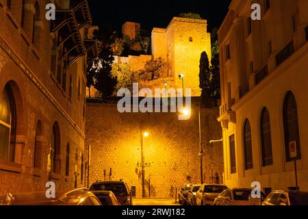 MALAGA, SPANIEN - 12. DEZEMBER 2022: Nachtblick von Alcazaba in Malaga, Spanien am 12. Dezember 2022 Stockfoto