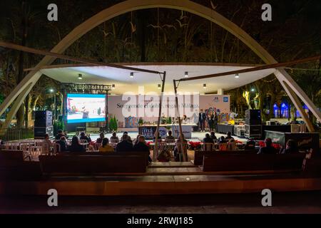 MALAGA, SPANIEN - 12. DEZEMBER 2022: Kochshow während der Weihnachtsmesse in Malaga, Spanien am 12. Dezember 2022 Stockfoto