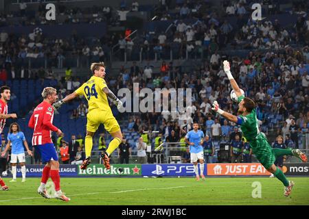 Rom, Italien. September 2023. Ivan Provedel Torhüter der SS Lazio feiert mit Teamkollegen, nachdem er beim UEFA Champions League-Spiel zwischen SS Lazio und Atletico de Madrid im Stadio Olimpico Rom Italien am 19. September 2023 Punkte erzielt hat Credit: Nicola Ianuale/Alamy Live News Stockfoto