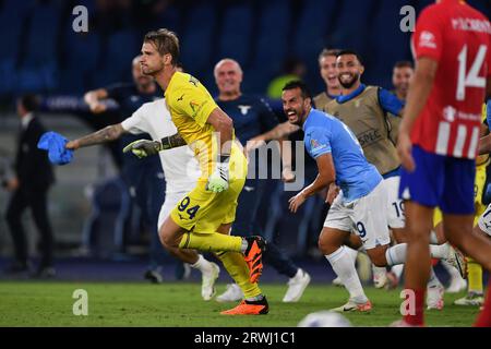 Rom, Italien. September 2023. Ivan Provedel Torhüter der SS Lazio feiert mit Teamkollegen, nachdem er beim UEFA Champions League-Spiel zwischen SS Lazio und Atletico de Madrid im Stadio Olimpico Rom Italien am 19. September 2023 Punkte erzielt hat Credit: Nicola Ianuale/Alamy Live News Stockfoto