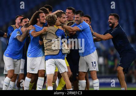 Rom, Italien. September 2023. Ivan Provedel Torhüter der SS Lazio feiert mit Teamkollegen, nachdem er beim UEFA Champions League-Spiel zwischen SS Lazio und Atletico de Madrid im Stadio Olimpico Rom Italien am 19. September 2023 Punkte erzielt hat Credit: Nicola Ianuale/Alamy Live News Stockfoto