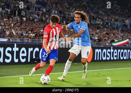 Rom, Italien. September 2023. Rodrigo Riquelme von Atletico Madrid und Matteo Guendouzi von SS Laziokonkurrieren um den Ball während des UEFA Champions League-Spiels zwischen SS Lazio und Atletico de Madrid im Stadio Olimpico Rom Italien am 19. September 2023. Quelle: Nicola Ianuale/Alamy Live News Stockfoto