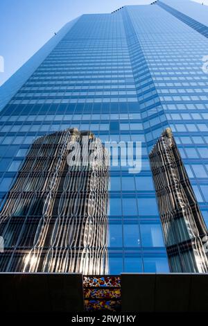 Das 22 Bishopsgate Building mit einer Reflexion des nahegelegenen Tower 42, City of London, London, UK. Stockfoto