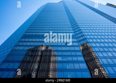 Das 22 Bishopsgate Building mit einer Reflexion des nahegelegenen Tower 42, City of London, London, UK. Stockfoto