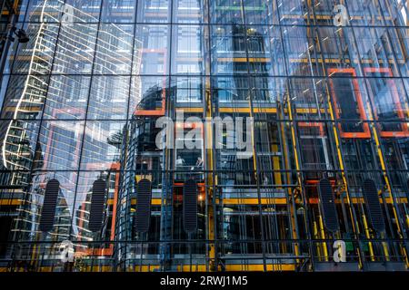 Die Aufzüge im Leadenhall Building, 122 Leadenhall Street, City of London, London, UK. Stockfoto