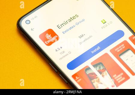 Madrid, Spanien. 09 15 2023: Selektiver Fokus, Emiates Airline App wird im App Store auf einem Smartphone gesehen Stockfoto