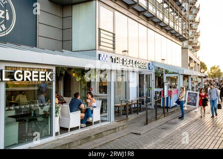 Leute sitzen an der Themse im Real Greek Restaurant an der Londoner Bankside, London, UK. Stockfoto