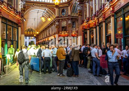 Büroangestellte genießen After-Work-Drinks in Leadenhall Market, London, UK. Stockfoto