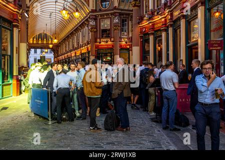 Büroangestellte genießen After-Work-Drinks in Leadenhall Market, London, UK. Stockfoto