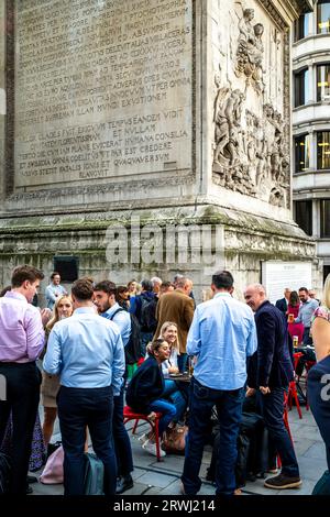 Büroangestellte genießen nach der Arbeit Drinks in der Nähe des Monuments, The City of London, London, UK. Stockfoto