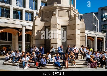 Büroangestellte sitzen beim Mittagessen, Paternoster Square, City of London, London, UK. Stockfoto