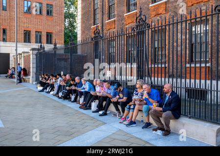 Büroangestellte sitzen beim Mittagessen, Paternoster Square, City of London, London, UK. Stockfoto