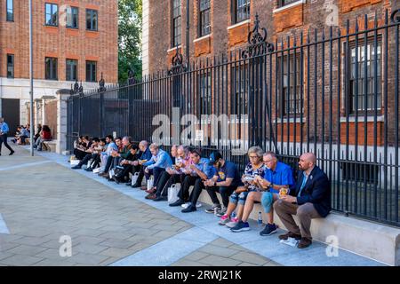 Büroangestellte sitzen beim Mittagessen, Paternoster Square, City of London, London, UK. Stockfoto