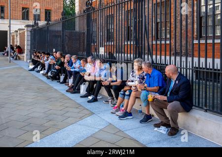 Büroangestellte sitzen beim Mittagessen, Paternoster Square, City of London, London, UK. Stockfoto