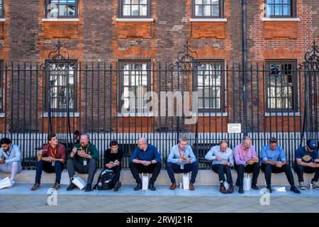 Büroangestellte sitzen beim Mittagessen, Paternoster Square, City of London, London, UK. Stockfoto