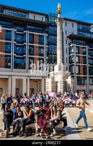 Büroangestellte sitzen beim Mittagessen, Paternoster Square, City of London, London, UK. Stockfoto