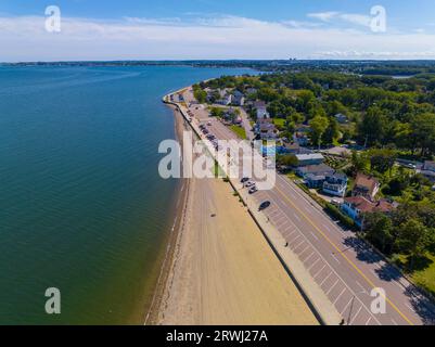 Wollaston Beach aus der Vogelperspektive und Quincy Shore Drive neben dem Strand in Quincy Bay in Wollaston, Stadt Quincy, Massachusetts, USA. Stockfoto