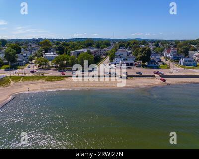 Wollaston Beach aus der Vogelperspektive und Quincy Shore Drive neben dem Strand in Quincy Bay in Wollaston, Stadt Quincy, Massachusetts, USA. Stockfoto