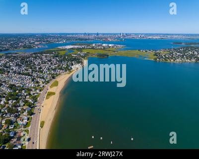 Wollaston Beach aus der Vogelperspektive und Quincy Shore Drive neben dem Strand in Quincy Bay mit moderner Skyline von Boston im Hintergrund in Wollaston, Stadt von Stockfoto