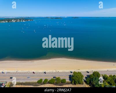 Wollaston Beach aus der Vogelperspektive mit dem Boston Harbor Islands National Park über die Quincy Bay im Hintergrund in Wollaston, Quincy, Massachusetts M. Stockfoto