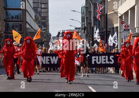 London, Großbritannien. September 2023. Mitglieder der Red Rebel Brigade in Kostümen treten während des marsches in Victoria auf. Aktivisten der Extinction Rebellion marschierten durch Westminster, um gegen neue fossile Brennstoffe zu protestieren. (Credit Image: © Vuk Valcic/SOPA Images via ZUMA Press Wire) NUR REDAKTIONELLE VERWENDUNG! Nicht für kommerzielle ZWECKE! Stockfoto