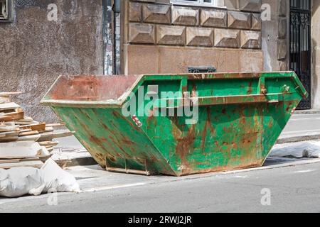 Leerer Metallüberwurf auf der Straße neben der Baustelle Stockfoto