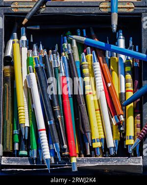 Ein Stapel mechanischer Bleistifte in einer Box, die auf einem Straßenmarkt verkauft wird Stockfoto