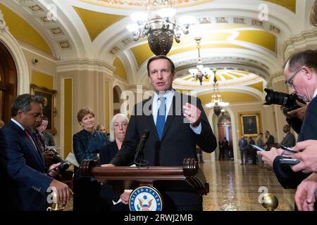 Washington, Usa. September 2023. Senator Chris Murphy, D-CT, spricht während einer Pressekonferenz nach den wöchentlichen Caucus-Mittagspausen im US-Kapitol in Washington, DC am Dienstag, 19. September 2023. Foto von Bonnie Cash/UPI Credit: UPI/Alamy Live News Stockfoto