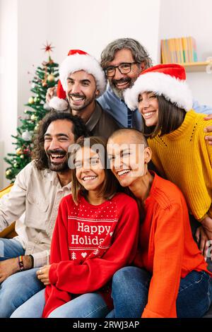 Vertikales Porträt einer Mehrgenerationenfamilie, die gemeinsam weihnachten feiert Stockfoto