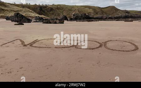 Durness, Schottland, Großbritannien - 4. Mai 2023 - Zeichen für die Nordküste 500 oder NC500 geschrieben auf den Sand ohne Menschen Stockfoto