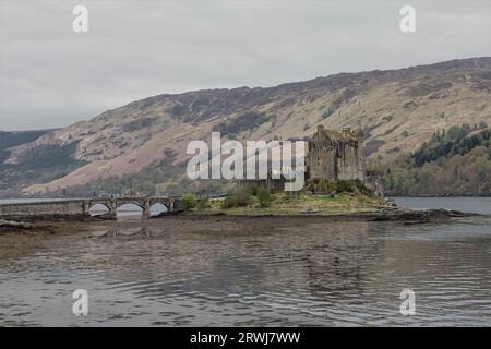 Schottland, Cumbria - 29. Mai 2023 - das berühmte Eileen Doonan Castle, wo sich 3 Lochs treffen Stockfoto