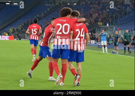 Pablo Barrios von Atletico de Madrid jubelt mit Axel Witsel von Atletico de MadridAfter, der in der 29. Minute während des Fußballspiels das Tor 0-1 erzielte, Stadio Olimpico, Lazio gegen Atletico di Madrid, 19. September 2023 (Foto: AllShotLive/SIPA USA) Credit: SIPA USA/Alamy Live News Stockfoto