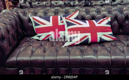British Union Flag Kissen auf Ledersofa Stockfoto